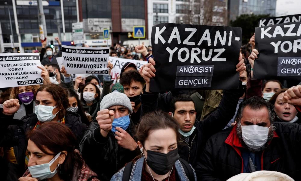 Τουρκία: Στους δρόμους οι πολίτες σε πολλές πόλεις της χώρας - Ζητούν την παραίτηση Ερντογάν